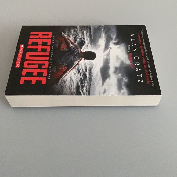 Refugee by Alan Gratz Paperback Chapter book - Picture 3 of 3